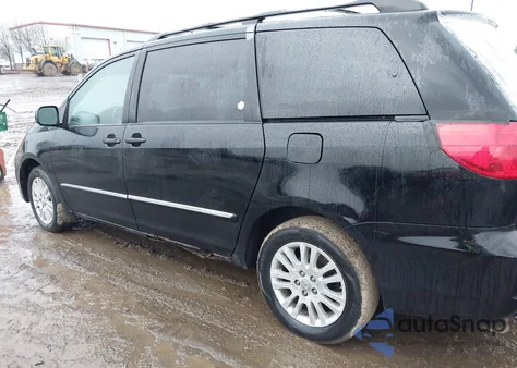 2008 Toyota Sienna Limited z USA, uszkodzony, nr VIN 5TDBK22C08S018318